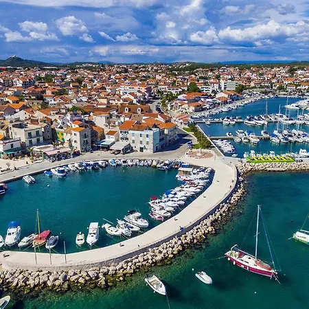 Lovely Apartment In Vodice With Wifi Apartment *